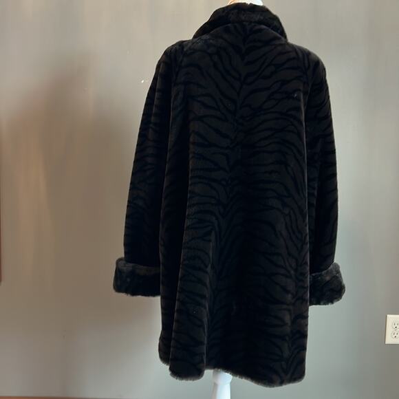 Gallery Woman’s Zebra Print Faux Fur Coat - Size L - Picture 5 of 11